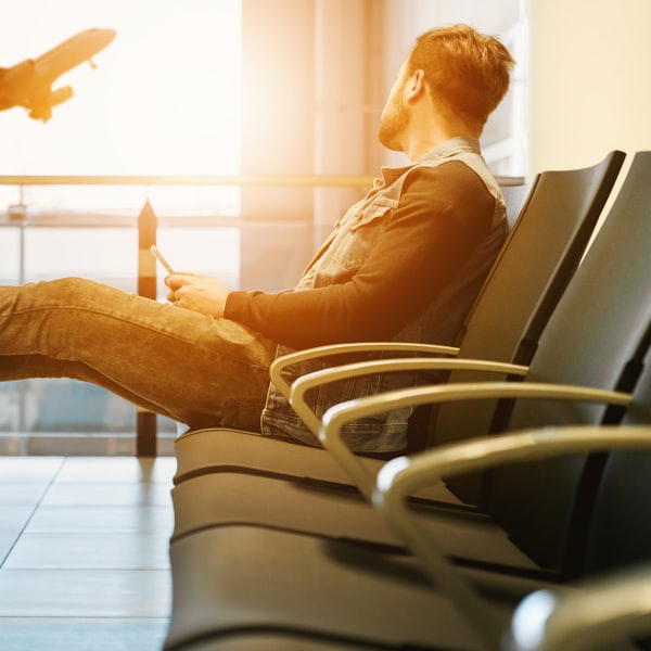 Executivo aguardando o embarque no aeroporto