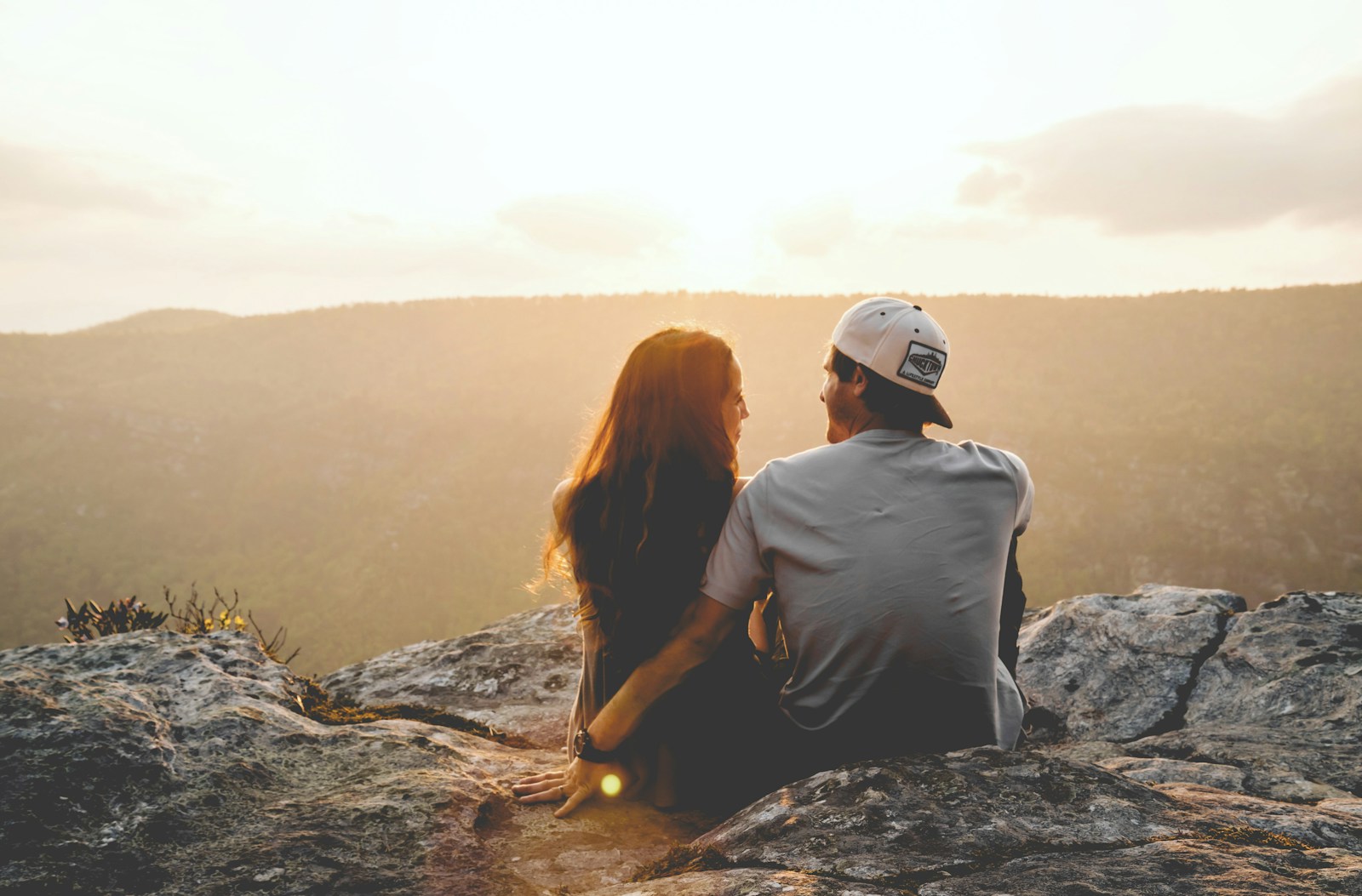 Casal admirando a paisagem ao entardecer durante uma viagem